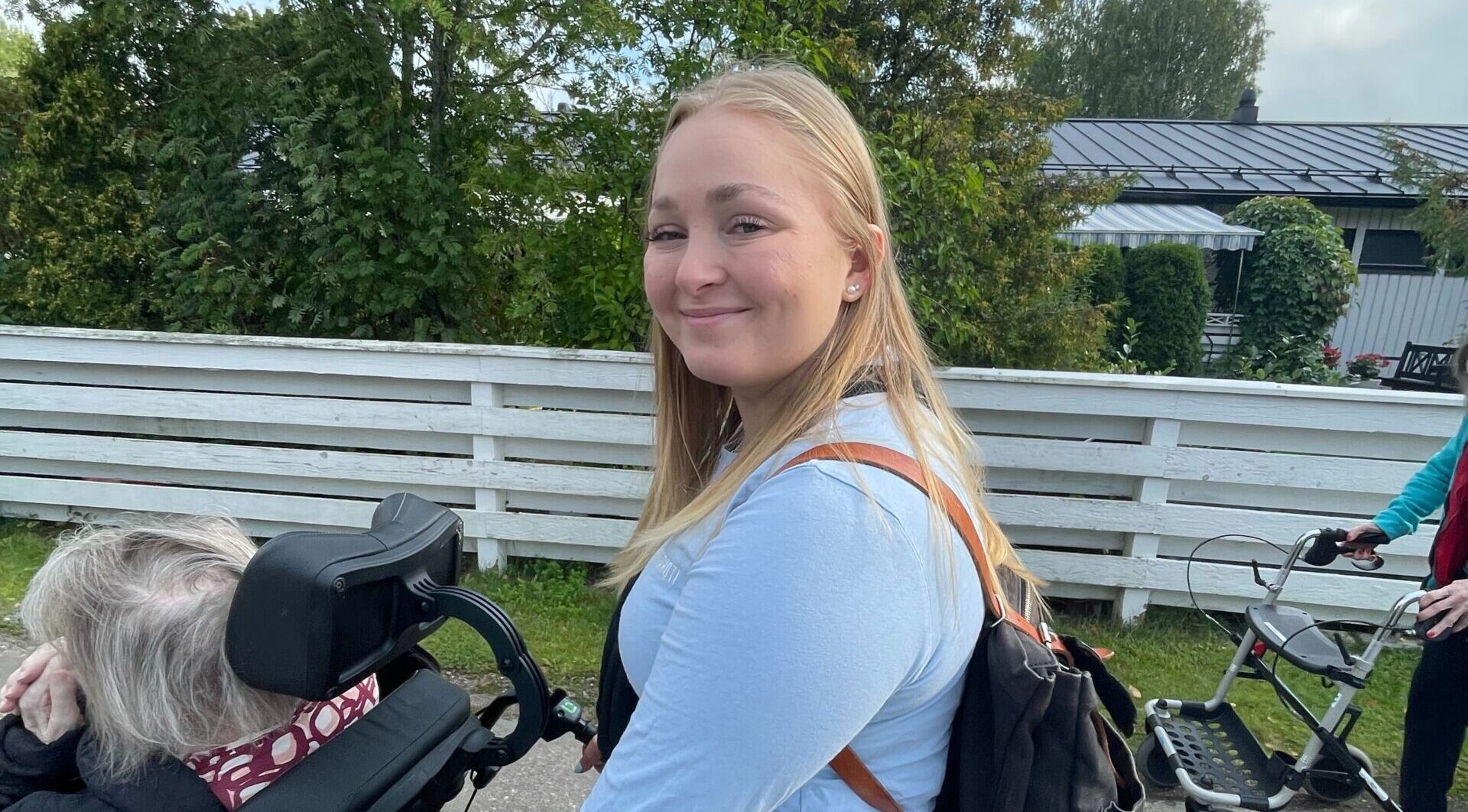 henkilökohtainen avustaja asiakkaan kanssa ulkona